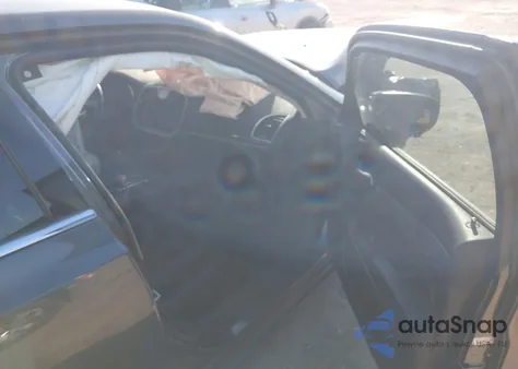 2019 Chrysler 300 Touring z USA, uszkodzony, nr VIN 2C3CCAAG9KH613663